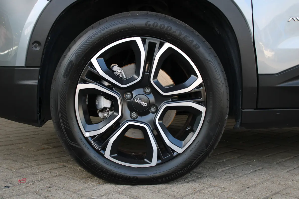 1.2 e-Hybrid Summit | Adaptieve cruise control | 18` lichtmetalen velgen | Climate control |