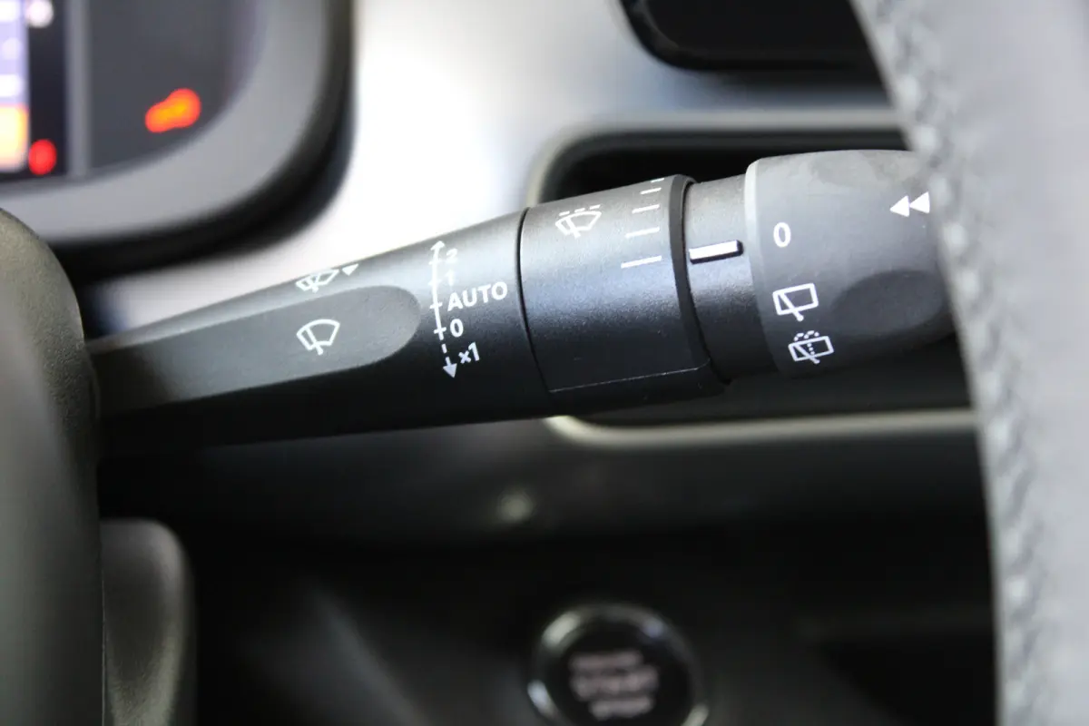 1.2 e-Hybrid Summit | Adaptieve cruise control | 18` lichtmetalen velgen | Climate control |