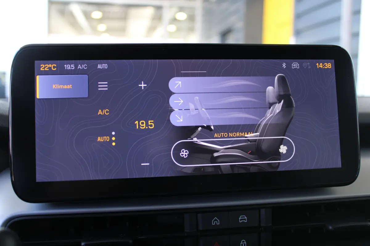 1.2 e-Hybrid Summit | Adaptieve cruise control | 18` lichtmetalen velgen | Climate control |
