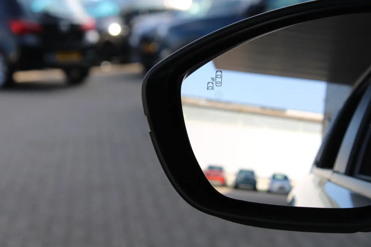 1.2 e-Hybrid Summit | Adaptieve cruise control | 18` lichtmetalen velgen | Climate control |