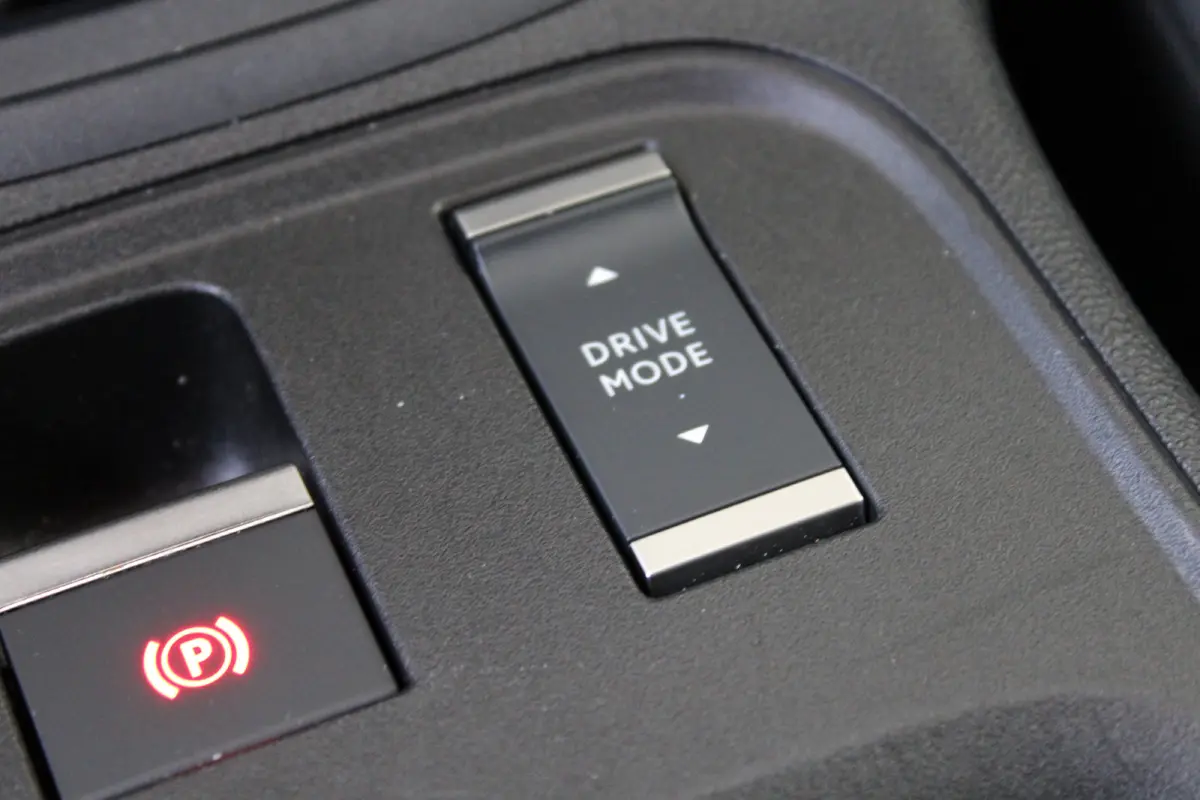 1.2 e-Hybrid Summit | Adaptieve cruise control | 18` lichtmetalen velgen | Climate control |