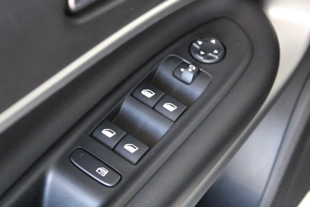 1.2 e-Hybrid Summit | Adaptieve cruise control | 18` lichtmetalen velgen | Climate control |