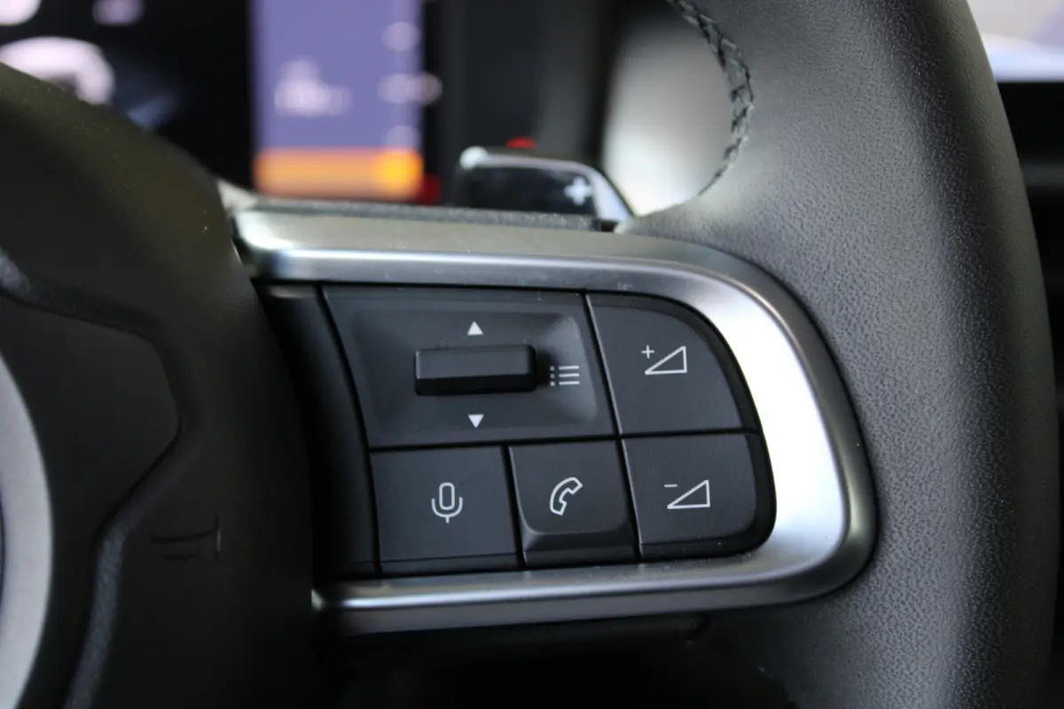 1.2 e-Hybrid Summit | Adaptieve cruise control | 18` lichtmetalen velgen | Climate control |