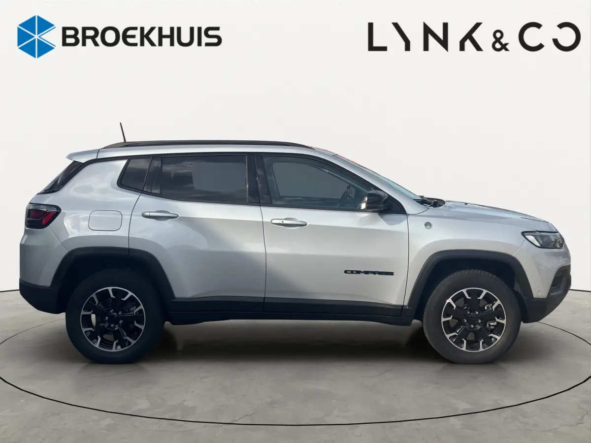 4xe 240 Plug-in Hybrid Trailhawk | Achteruitrijcamera | Trekhaak | Stoelventillate+verwarming | Panoramadak | Adapt. Cruise |