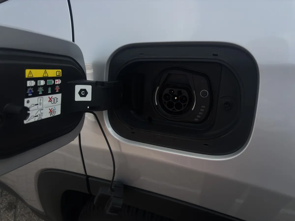 4xe 240 Plug-in Hybrid Trailhawk | Achteruitrijcamera | Trekhaak | Stoelventillate+verwarming | Panoramadak | Adapt. Cruise |
