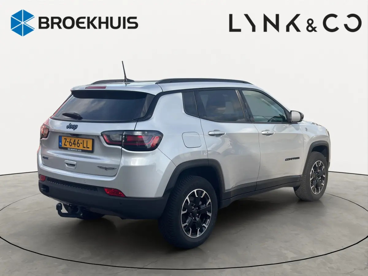 4xe 240 Plug-in Hybrid Trailhawk | Achteruitrijcamera | Trekhaak | Stoelventillate+verwarming | Panoramadak | Adapt. Cruise |