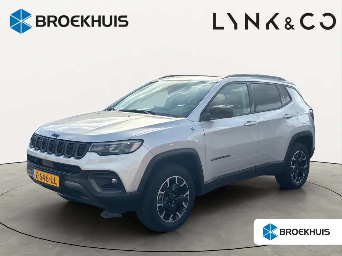 4xe 240 Plug-in Hybrid Trailhawk | Achteruitrijcamera | Trekhaak | Stoelventillate+verwarming | Panoramadak | Adapt. Cruise |