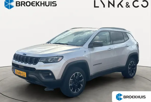 4xe 240 Plug-in Hybrid Trailhawk | Achteruitrijcamera | Trekhaak | Stoelventillate+verwarming | Panoramadak | Adapt. Cruise |