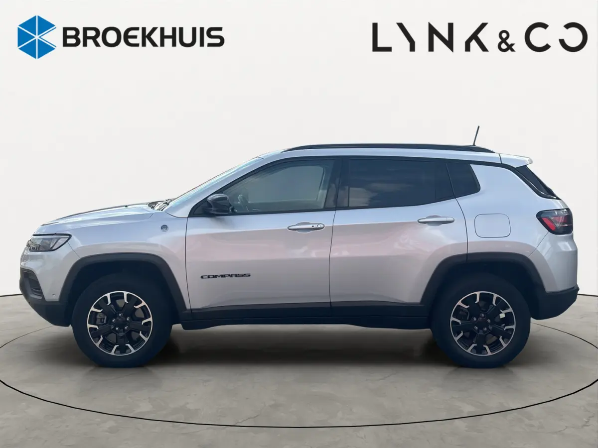 4xe 240 Plug-in Hybrid Trailhawk | Achteruitrijcamera | Trekhaak | Stoelventillate+verwarming | Panoramadak | Adapt. Cruise |