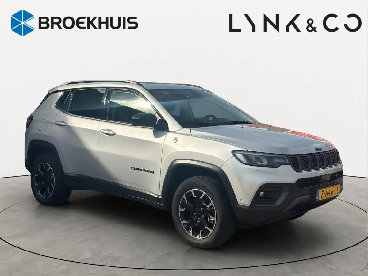 4xe 240 Plug-in Hybrid Trailhawk | Achteruitrijcamera | Trekhaak | Stoelventillate+verwarming | Panoramadak | Adapt. Cruise |