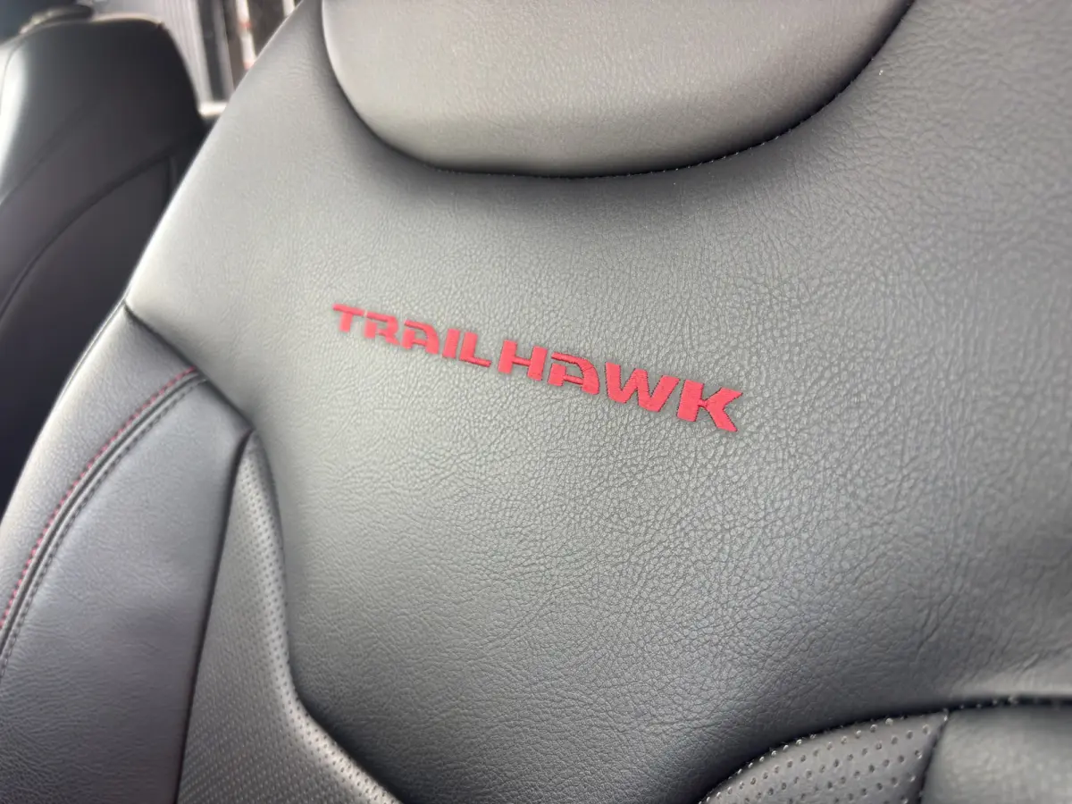 4xe 240 Plug-in Hybrid Trailhawk | Achteruitrijcamera | Trekhaak | Stoelventillate+verwarming | Panoramadak | Adapt. Cruise |