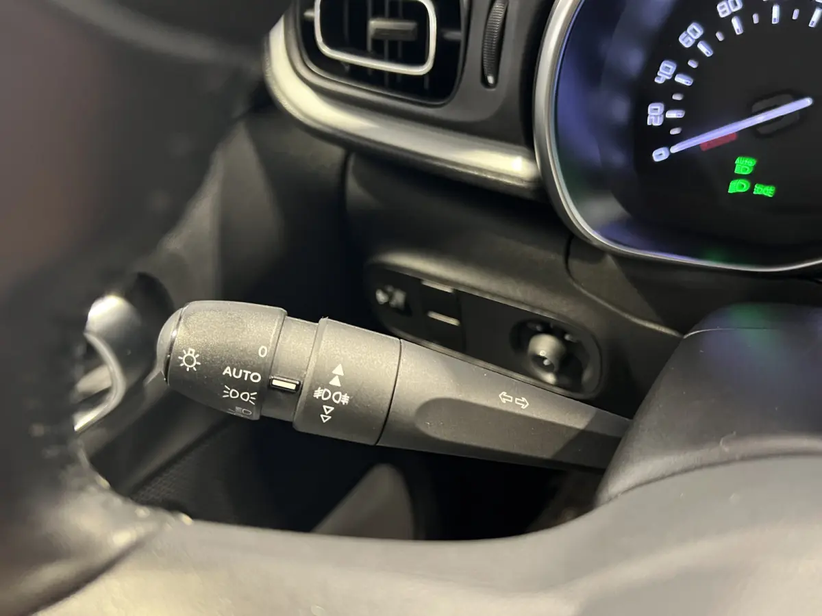 1.2 PureTech Shine | Android/Apple Carplay/Navigatie | LM Velgen 17" | Voorstoelen Verwarmd | PDC Achter + Camera | Cruise Control | Airco |