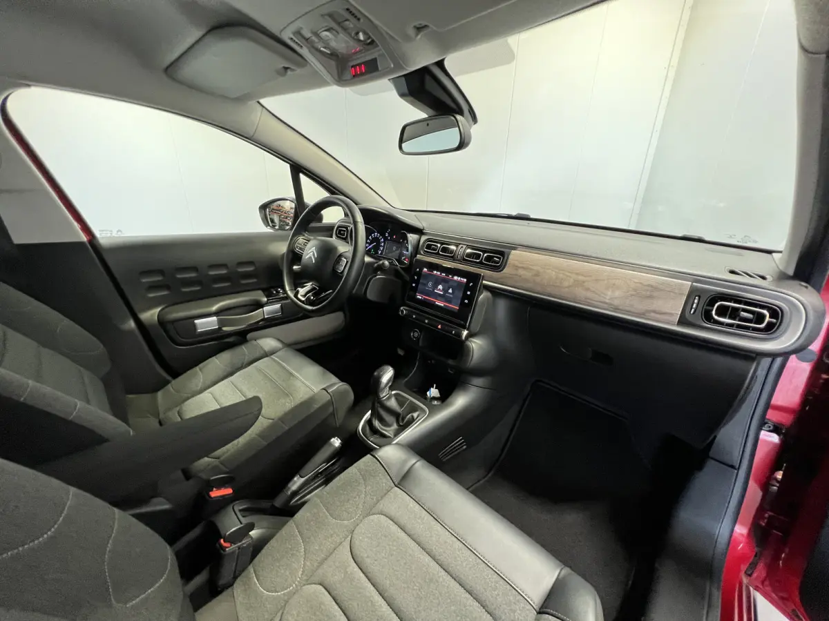 1.2 PureTech Shine | Android/Apple Carplay/Navigatie | LM Velgen 17" | Voorstoelen Verwarmd | PDC Achter + Camera | Cruise Control | Airco |
