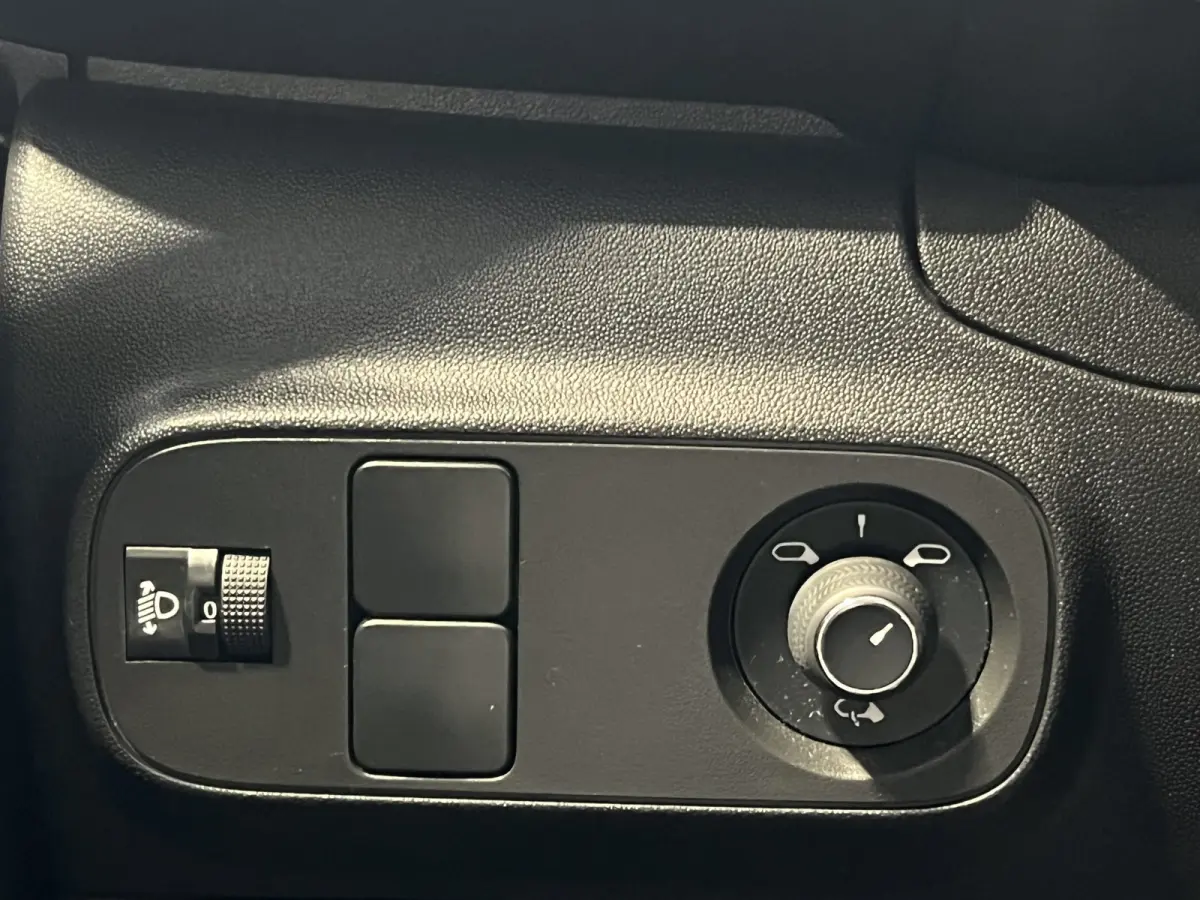 1.2 PureTech Shine | Android/Apple Carplay/Navigatie | LM Velgen 17" | Voorstoelen Verwarmd | PDC Achter + Camera | Cruise Control | Airco |