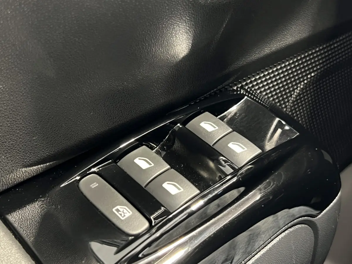 1.2 PureTech Shine | Android/Apple Carplay/Navigatie | LM Velgen 17" | Voorstoelen Verwarmd | PDC Achter + Camera | Cruise Control | Airco |