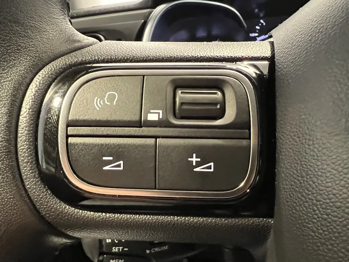 1.2 PureTech Shine | Android/Apple Carplay/Navigatie | LM Velgen 17" | Voorstoelen Verwarmd | PDC Achter + Camera | Cruise Control | Airco |