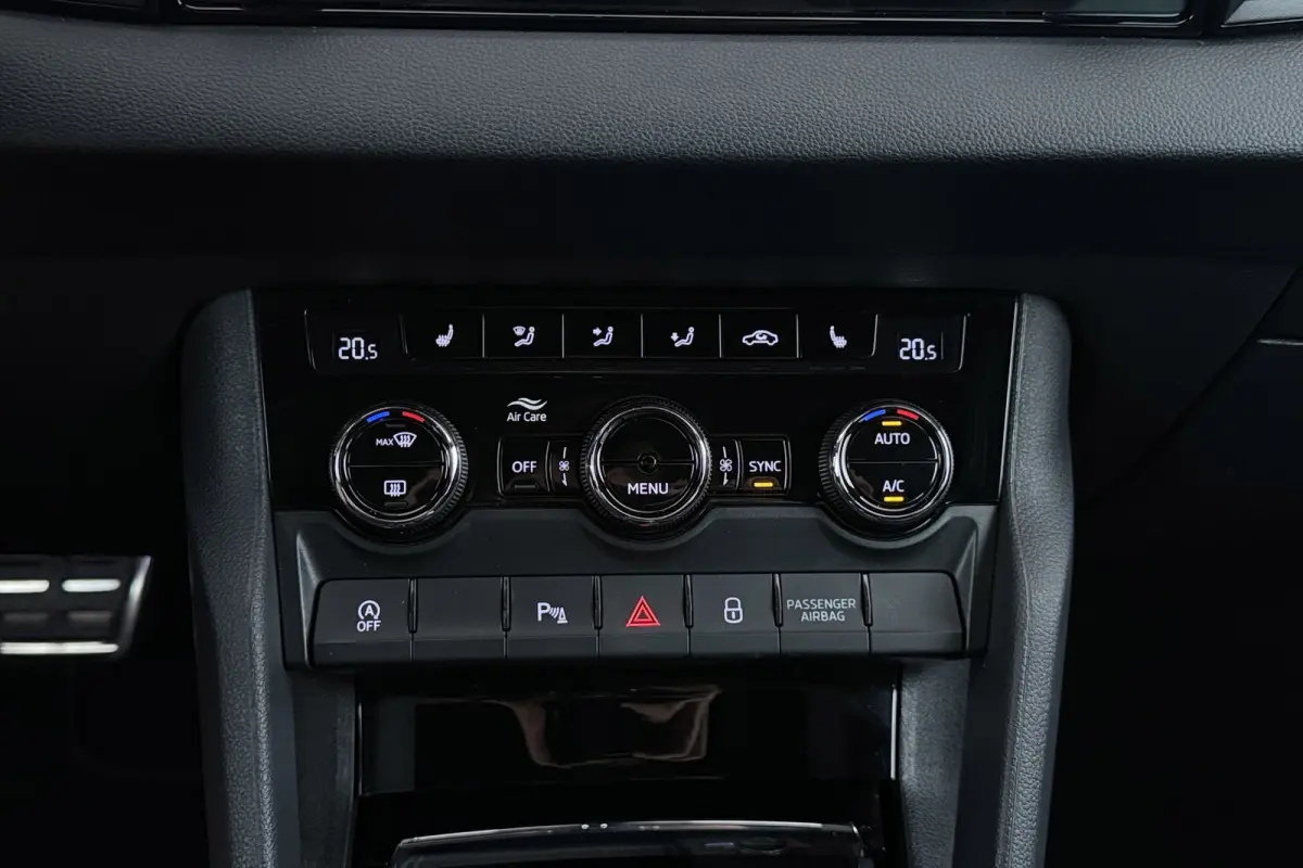 1.5 TSI Sportline Business | Uitklap Trekhaak | Camera | Stuur-/Stoelverwarming | Climate Control | CarPlay |