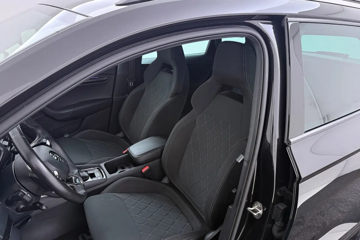 1.5 TSI Sportline Business | Uitklap Trekhaak | Camera | Stuur-/Stoelverwarming | Climate Control | CarPlay |