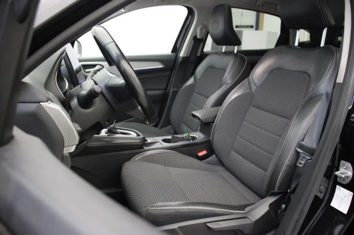 1.6 E-Tech Hybrid 145 Intens - Panorama, Digitaal Cockpit, Carplay, Camera