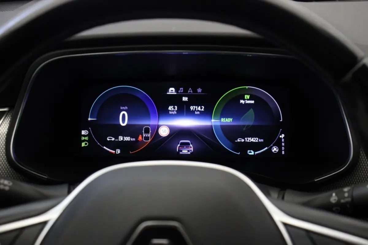 1.6 E-Tech Hybrid 145 Intens - Panorama, Digitaal Cockpit, Carplay, Camera