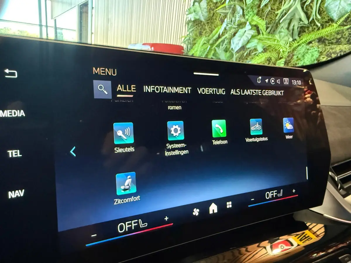 xDrive25e M Sport Pro 360 Camera / HUD / Keyless / M ALcantara Stoel met blauw Stiksel / M Lights Shadow Line