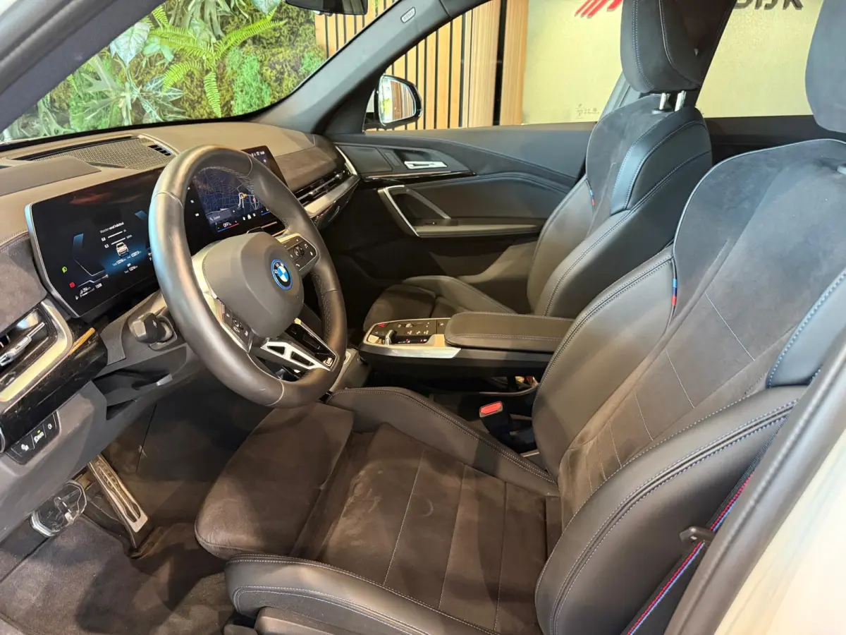 xDrive25e M Sport Pro 360 Camera / HUD / Keyless / M ALcantara Stoel met blauw Stiksel / M Lights Shadow Line