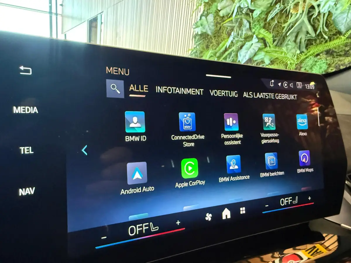 xDrive25e M Sport Pro 360 Camera / HUD / Keyless / M ALcantara Stoel met blauw Stiksel / M Lights Shadow Line