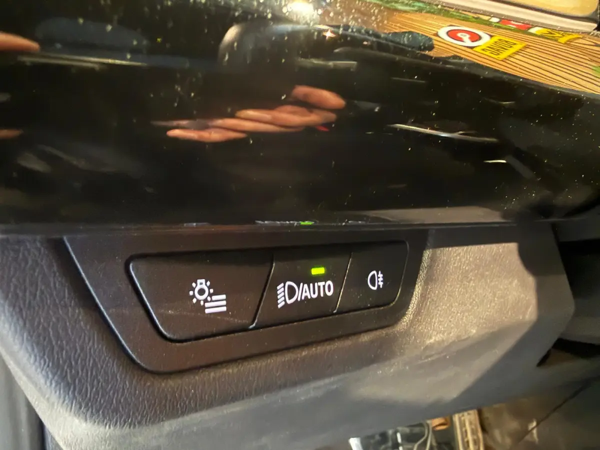 xDrive25e M Sport Pro 360 Camera / HUD / Keyless / M ALcantara Stoel met blauw Stiksel / M Lights Shadow Line