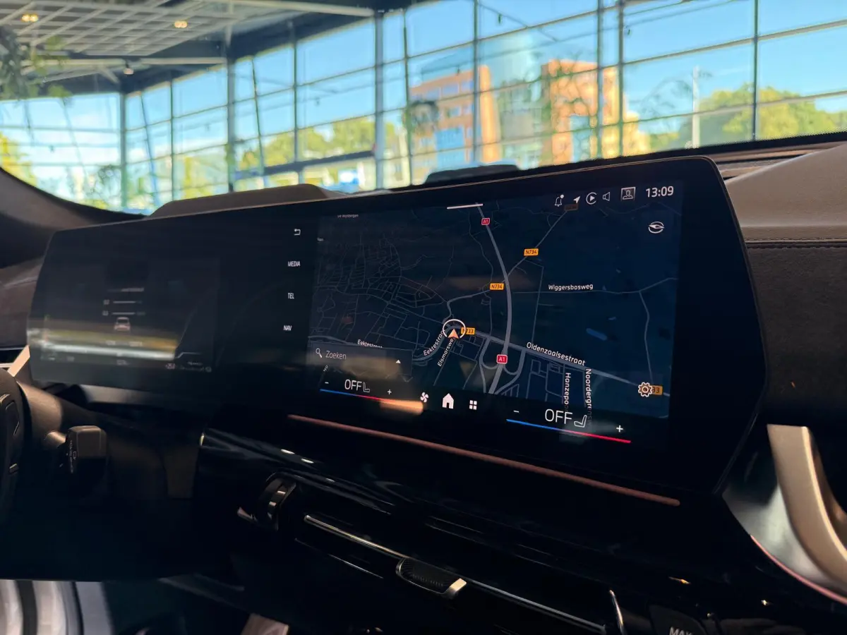 xDrive25e M Sport Pro 360 Camera / HUD / Keyless / M ALcantara Stoel met blauw Stiksel / M Lights Shadow Line