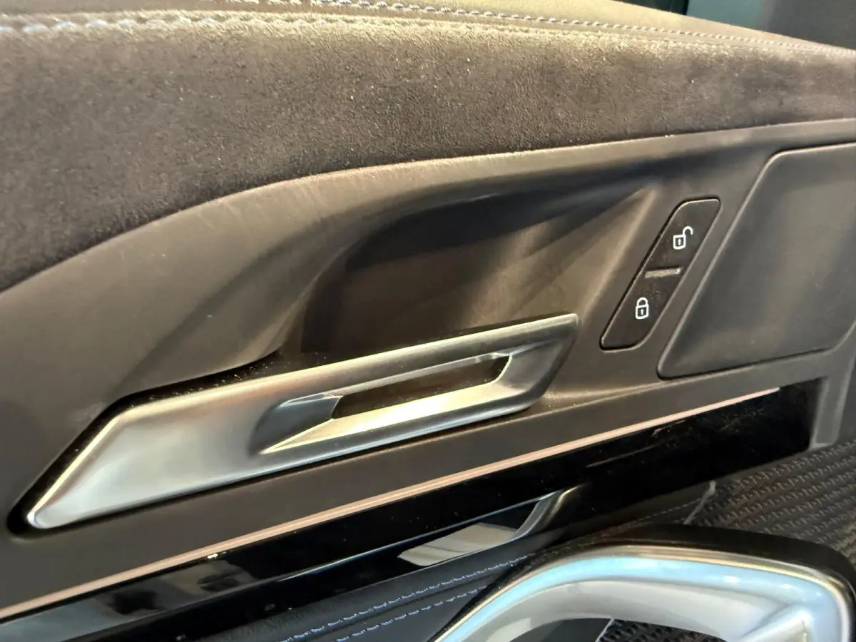 xDrive25e M Sport Pro 360 Camera / HUD / Keyless / M ALcantara Stoel met blauw Stiksel / M Lights Shadow Line