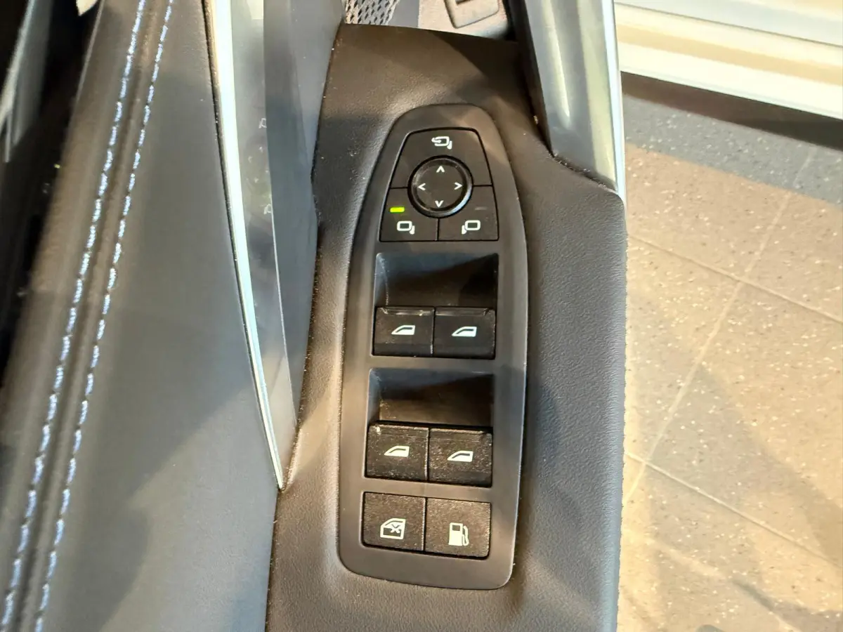 xDrive25e M Sport Pro 360 Camera / HUD / Keyless / M ALcantara Stoel met blauw Stiksel / M Lights Shadow Line