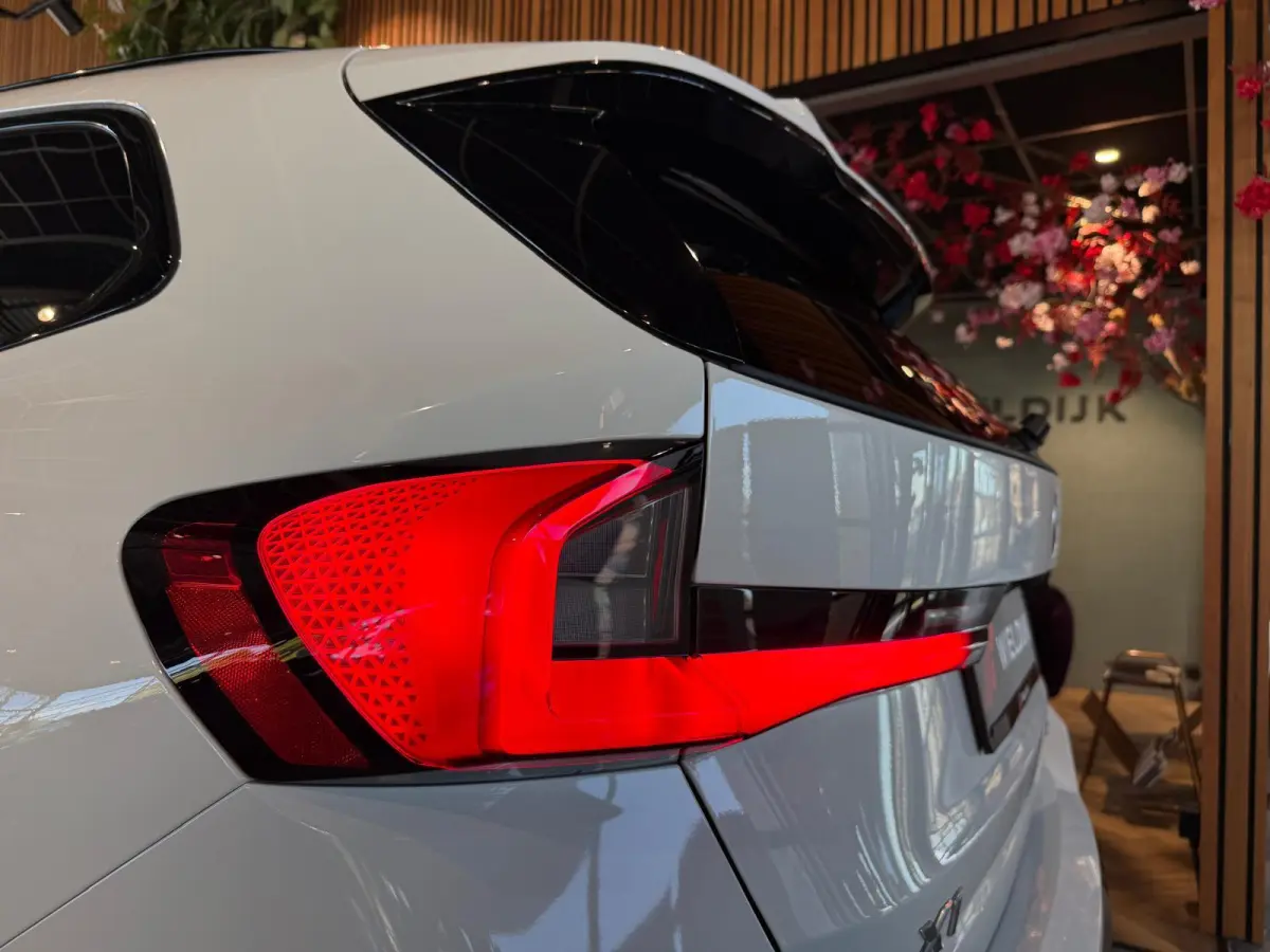 xDrive25e M Sport Pro 360 Camera / HUD / Keyless / M ALcantara Stoel met blauw Stiksel / M Lights Shadow Line
