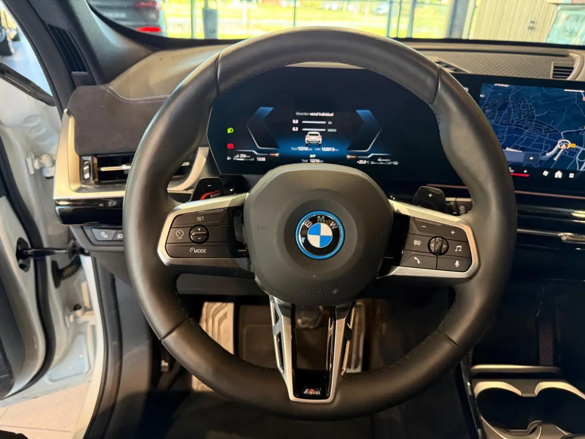 xDrive25e M Sport Pro 360 Camera / HUD / Keyless / M ALcantara Stoel met blauw Stiksel / M Lights Shadow Line