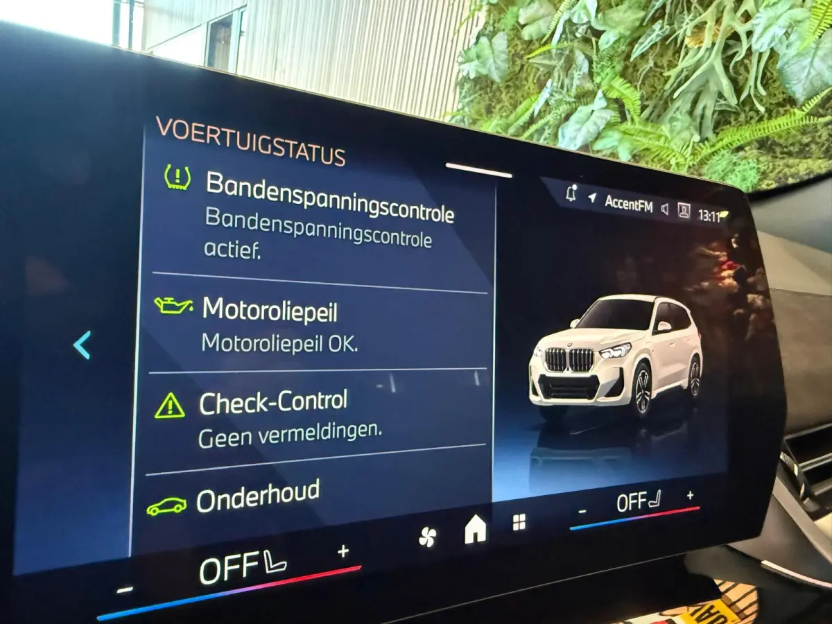xDrive25e M Sport Pro 360 Camera / HUD / Keyless / M ALcantara Stoel met blauw Stiksel / M Lights Shadow Line