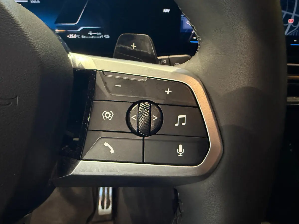 xDrive25e M Sport Pro 360 Camera / HUD / Keyless / M ALcantara Stoel met blauw Stiksel / M Lights Shadow Line