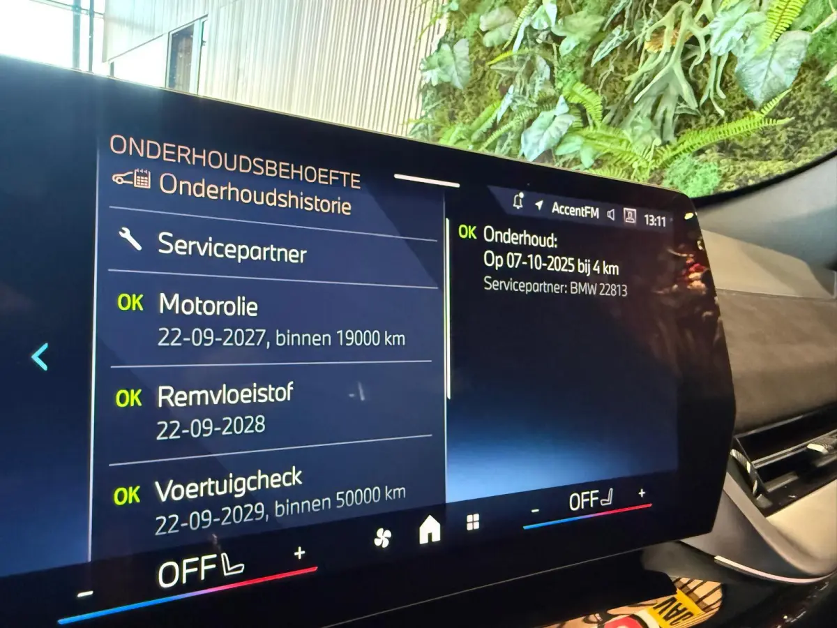 xDrive25e M Sport Pro 360 Camera / HUD / Keyless / M ALcantara Stoel met blauw Stiksel / M Lights Shadow Line