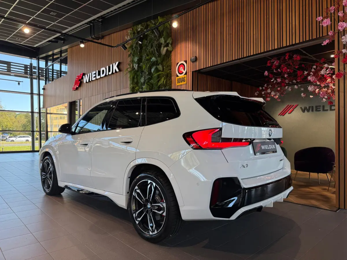 xDrive25e M Sport Pro 360 Camera / HUD / Keyless / M ALcantara Stoel met blauw Stiksel / M Lights Shadow Line