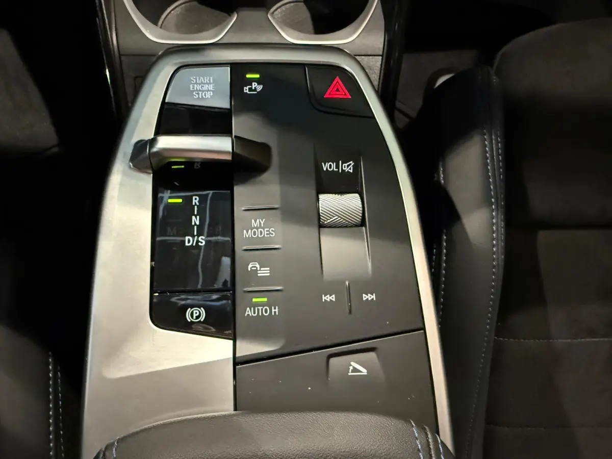 xDrive25e M Sport Pro 360 Camera / HUD / Keyless / M ALcantara Stoel met blauw Stiksel / M Lights Shadow Line