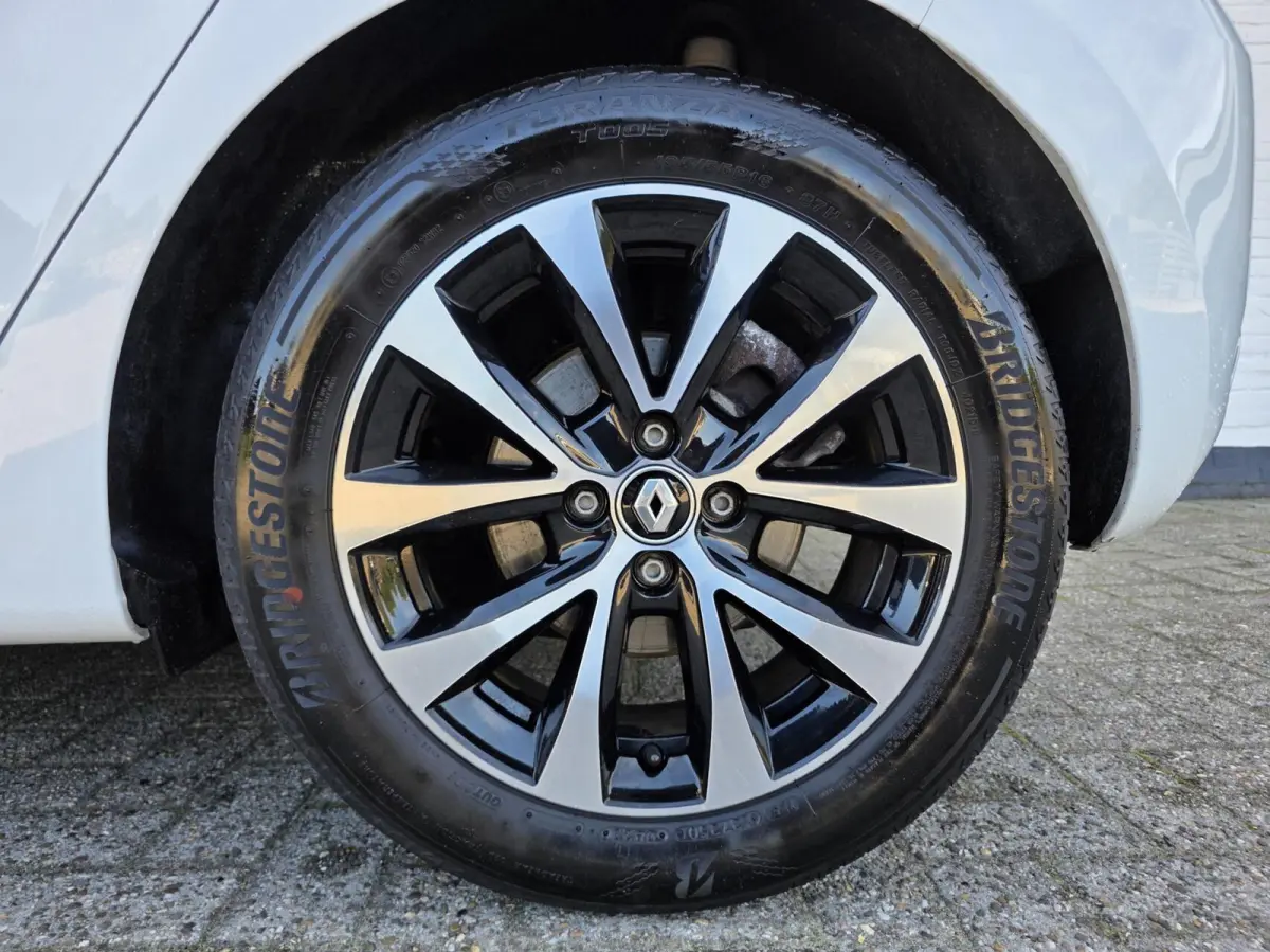 1.6 E-Tech Hybrid 145 Techno