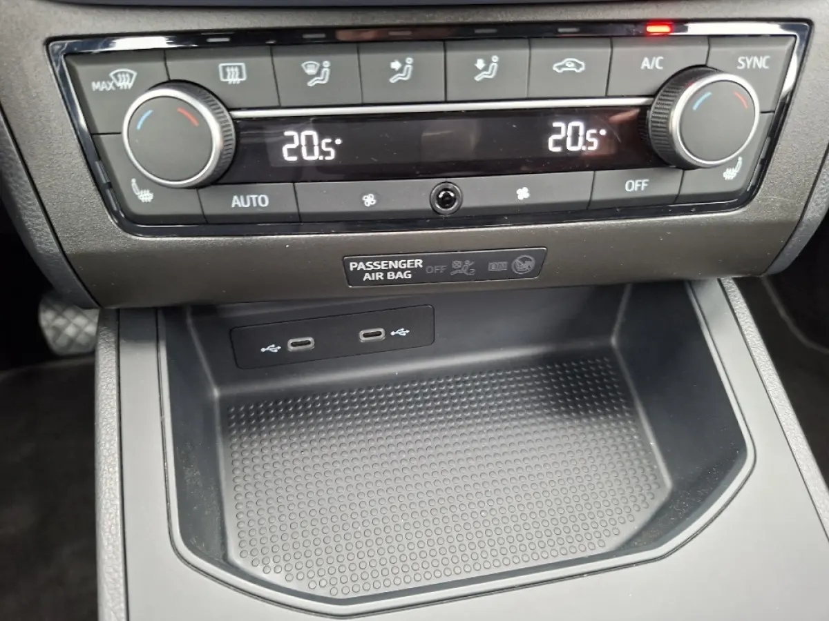 1.0 TSI 115pk FR * Navigatie * Camera * Stoelverwarming * Virtual Cockpit *