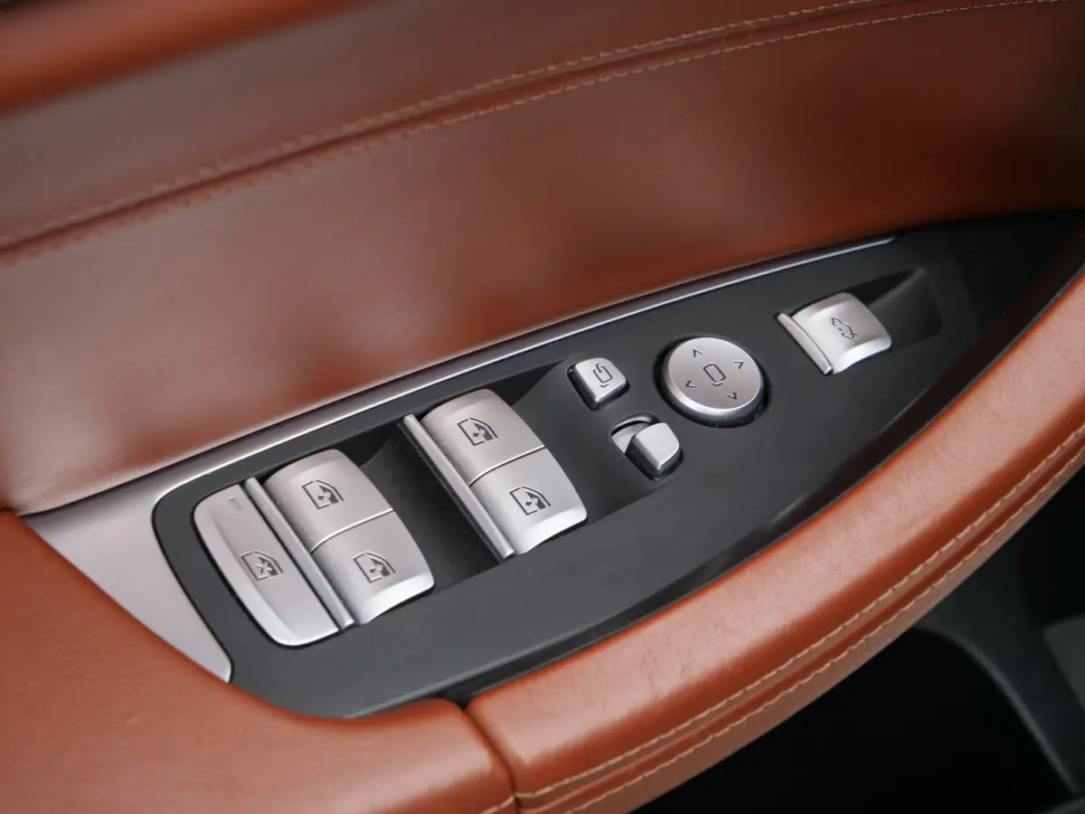 xDrive20i High Executive Edition 184 Pk Automaat M-pakket / Navigatie / DAB / Camera's / 20 inch / Trekhaak