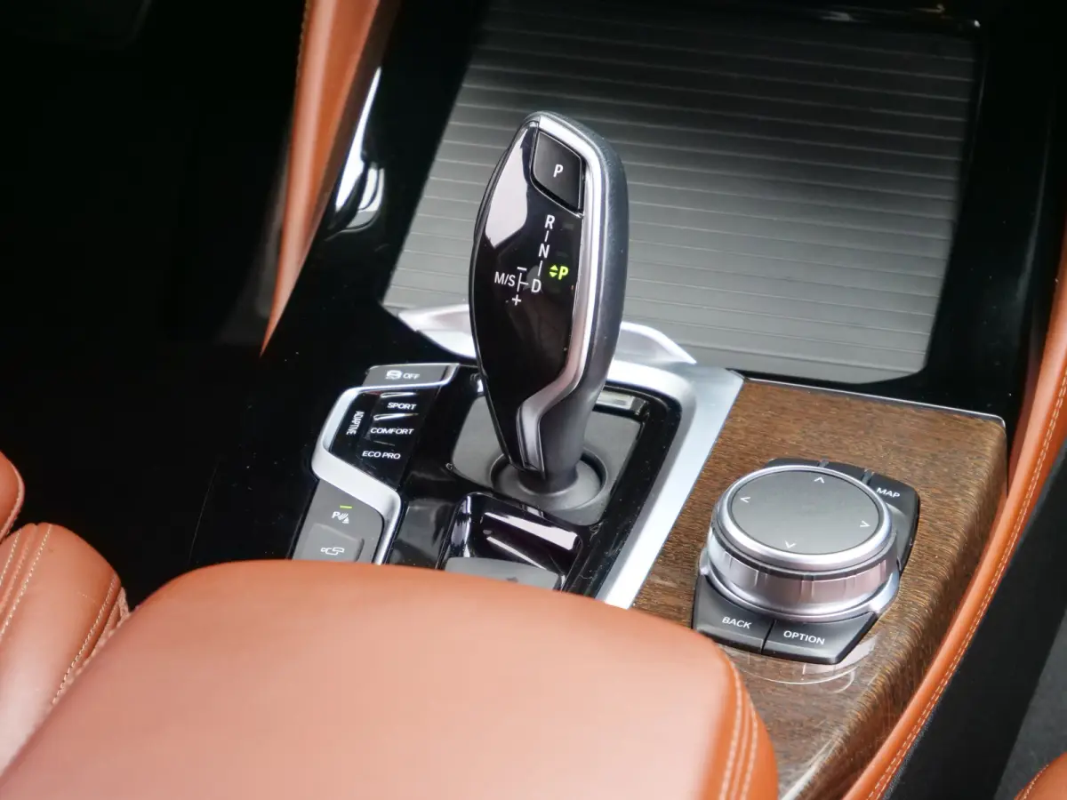 xDrive20i High Executive Edition 184 Pk Automaat M-pakket / Navigatie / DAB / Camera's / 20 inch / Trekhaak