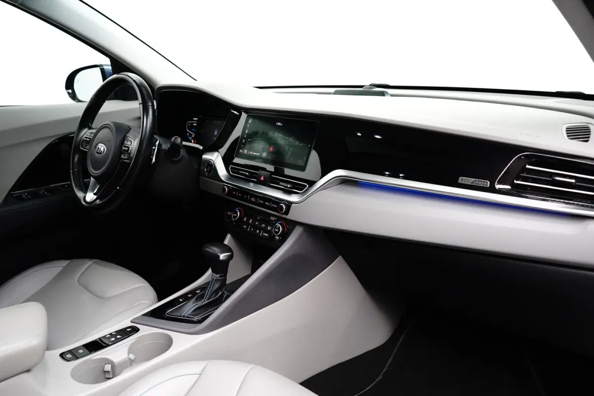 Spirit Plug-in Hybrid | Trekhaak 1300 kg geremd | Glazen schuif-kanteldak | Ledere bekleding | Adaptieve Cruise Control | Camera | Stoelgeheugen | Stoelverwarming-ventilatie voor |