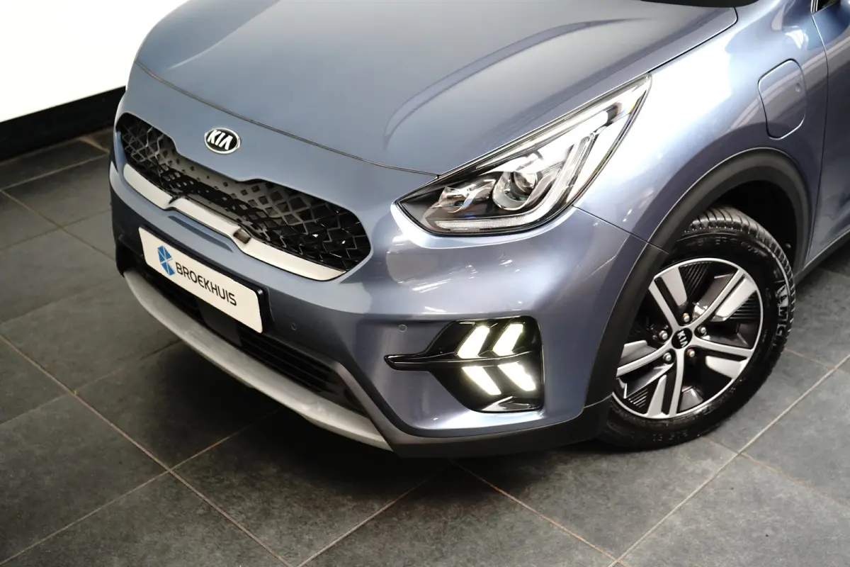 Spirit Plug-in Hybrid | Trekhaak 1300 kg geremd | Glazen schuif-kanteldak | Ledere bekleding | Adaptieve Cruise Control | Camera | Stoelgeheugen | Stoelverwarming-ventilatie voor |