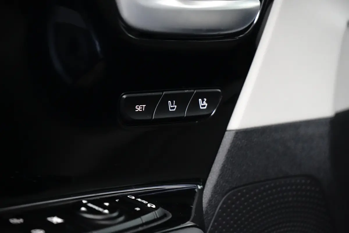 Spirit Plug-in Hybrid | Trekhaak 1300 kg geremd | Glazen schuif-kanteldak | Ledere bekleding | Adaptieve Cruise Control | Camera | Stoelgeheugen | Stoelverwarming-ventilatie voor |