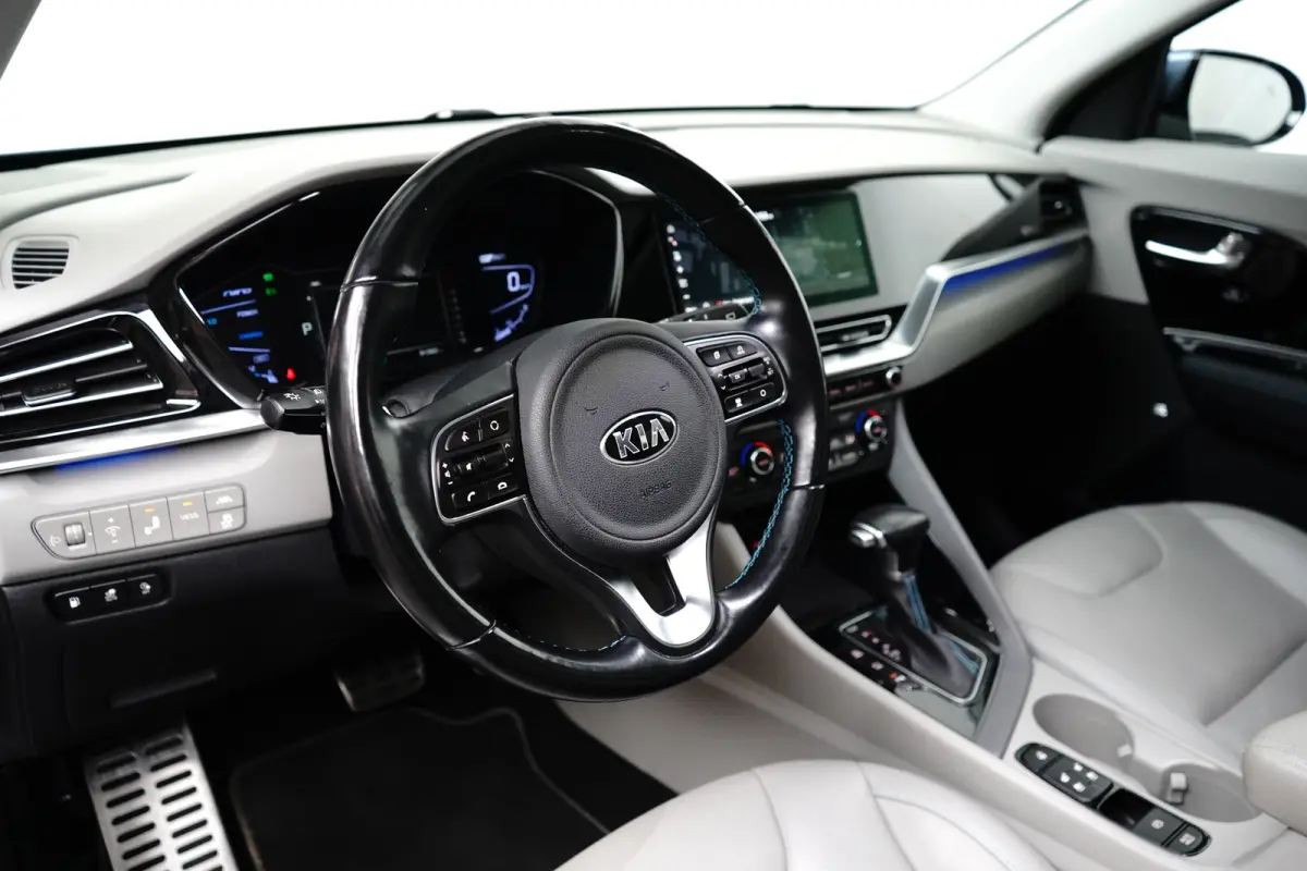 Spirit Plug-in Hybrid | Trekhaak 1300 kg geremd | Glazen schuif-kanteldak | Ledere bekleding | Adaptieve Cruise Control | Camera | Stoelgeheugen | Stoelverwarming-ventilatie voor |