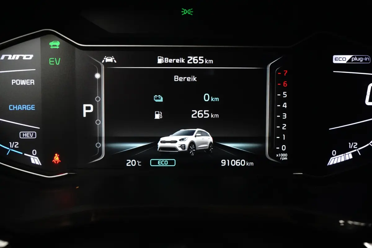 Spirit Plug-in Hybrid | Trekhaak 1300 kg geremd | Glazen schuif-kanteldak | Ledere bekleding | Adaptieve Cruise Control | Camera | Stoelgeheugen | Stoelverwarming-ventilatie voor |