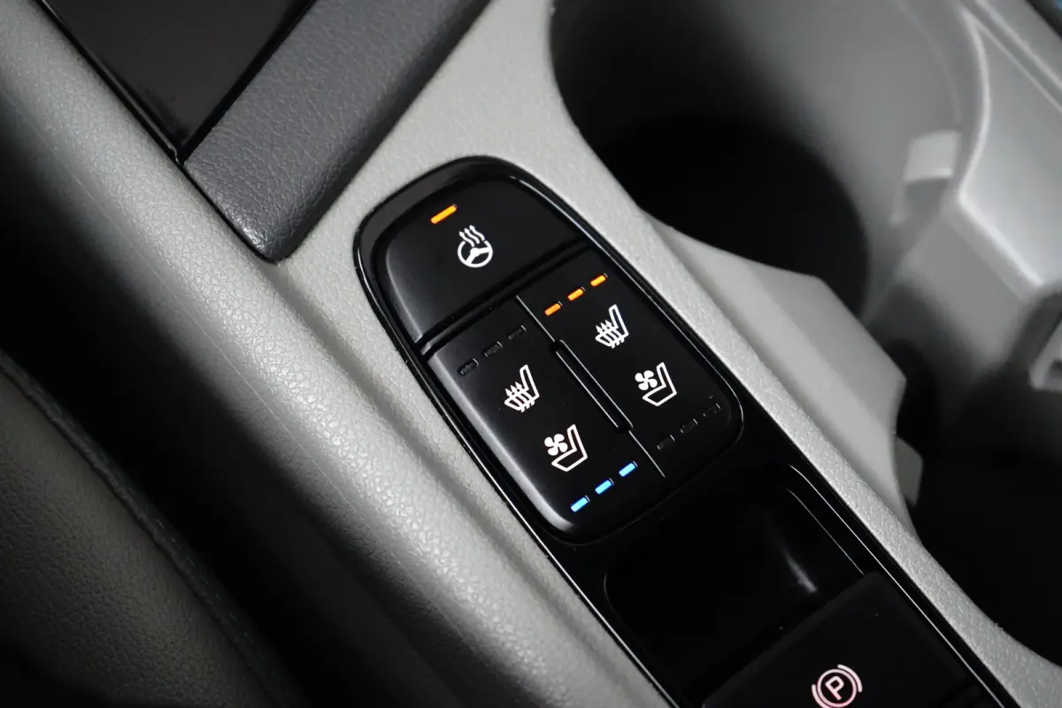 Spirit Plug-in Hybrid | Trekhaak 1300 kg geremd | Glazen schuif-kanteldak | Ledere bekleding | Adaptieve Cruise Control | Camera | Stoelgeheugen | Stoelverwarming-ventilatie voor |