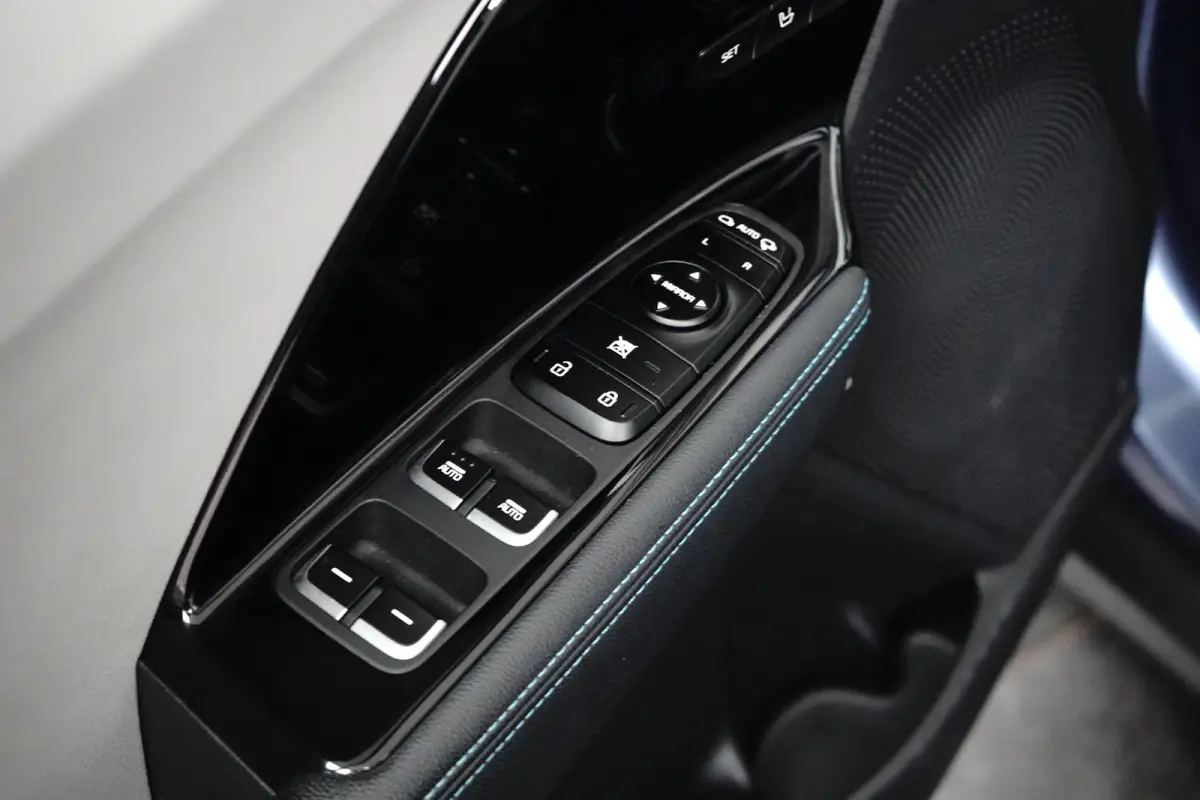 Spirit Plug-in Hybrid | Trekhaak 1300 kg geremd | Glazen schuif-kanteldak | Ledere bekleding | Adaptieve Cruise Control | Camera | Stoelgeheugen | Stoelverwarming-ventilatie voor |