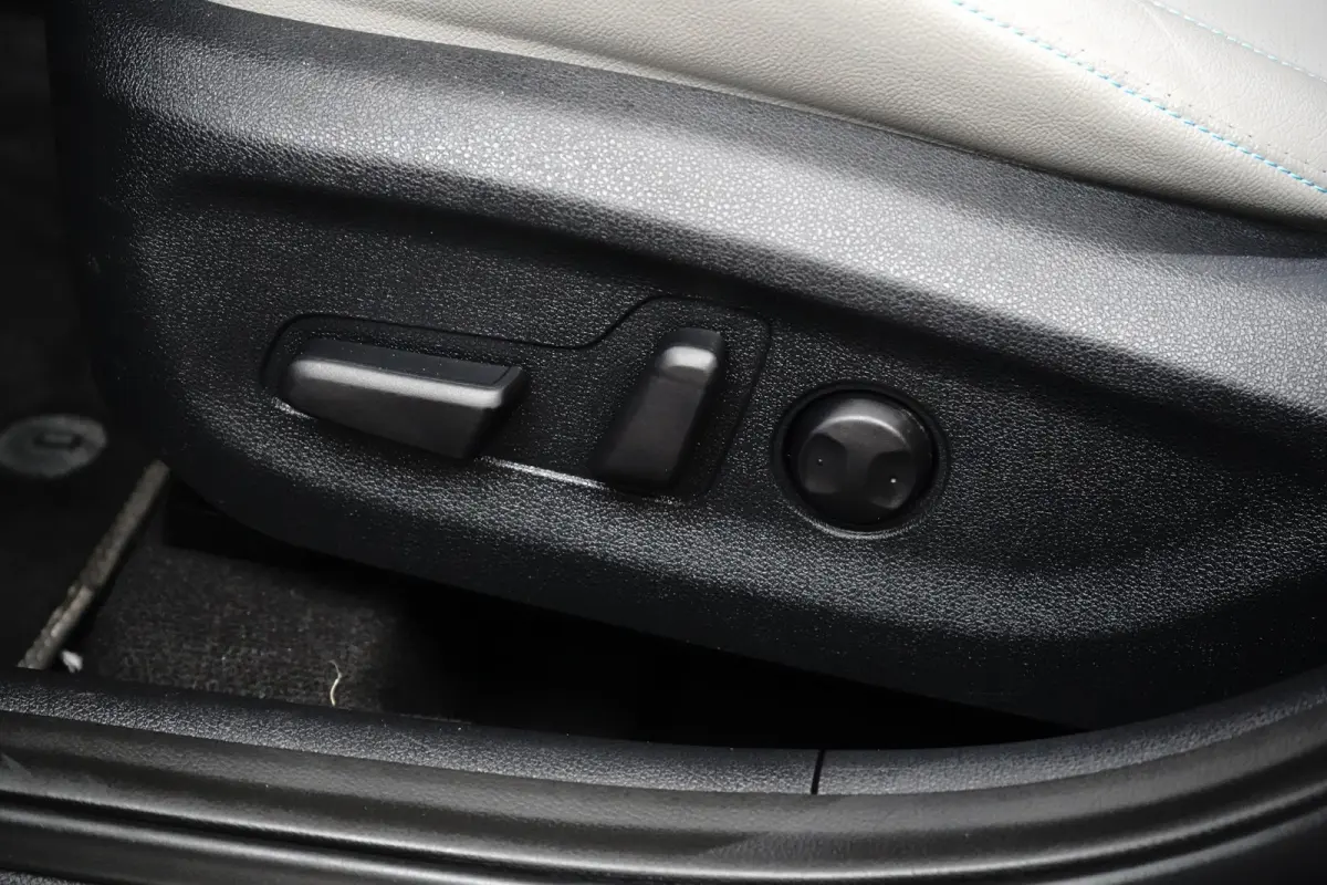 Spirit Plug-in Hybrid | Trekhaak 1300 kg geremd | Glazen schuif-kanteldak | Ledere bekleding | Adaptieve Cruise Control | Camera | Stoelgeheugen | Stoelverwarming-ventilatie voor |